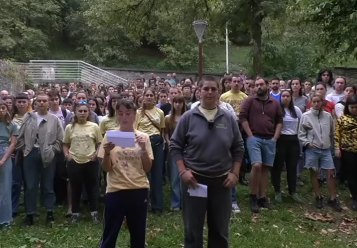 Imagen principal - Diferentes momentos del vídeo que han colgado en sus redes sociales.